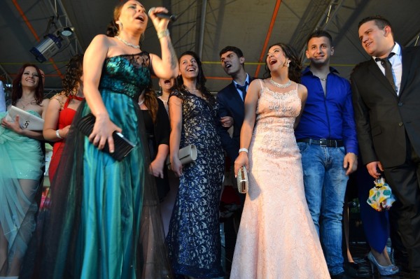 Абитуриенти и Михаела Филева на сцената на площад “Севтополис“