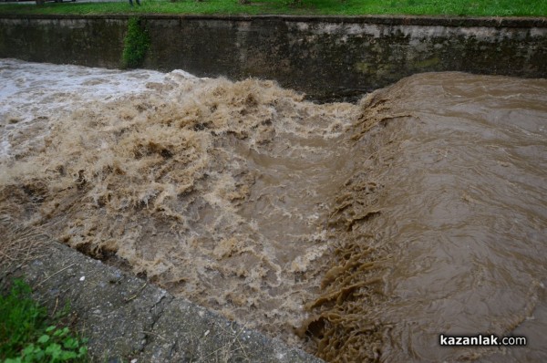 Старата река излезе от коритото си – бедствие в Енина и до ХГ /обновена+видео/