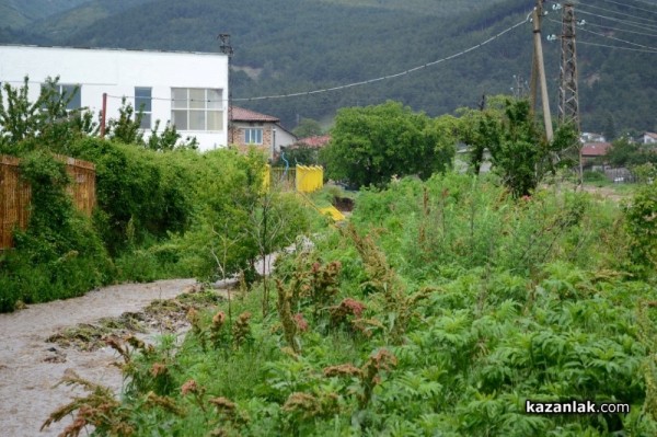 Пътят Енина – Крън остава затворен. Водното бедствие в селото отнесе мостове и път