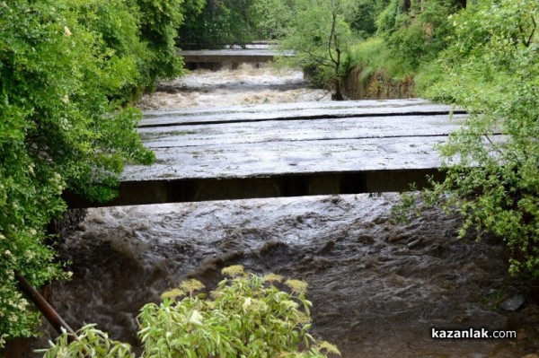 Пътят Енина – Крън остава затворен. Водното бедствие в селото отнесе мостове и път