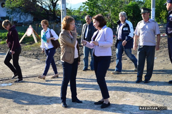 Министър Румяна Бъчварова посети Казанлък и Енина след водните бедствия/Видео/