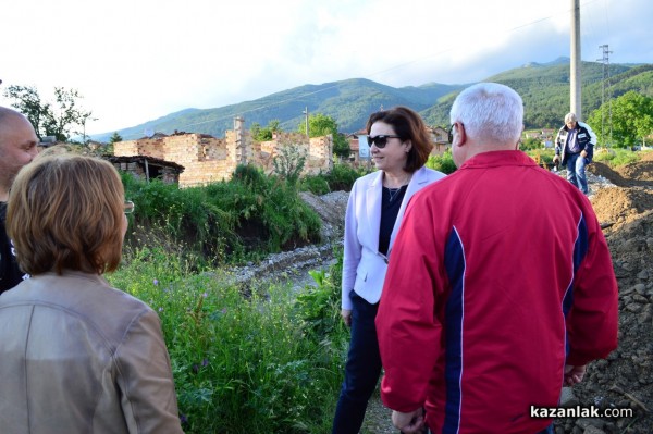 Министър Румяна Бъчварова посети Казанлък и Енина след водните бедствия/Видео/