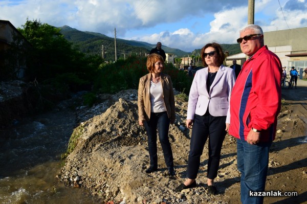 Министър Румяна Бъчварова посети Казанлък и Енина след водните бедствия/Видео/