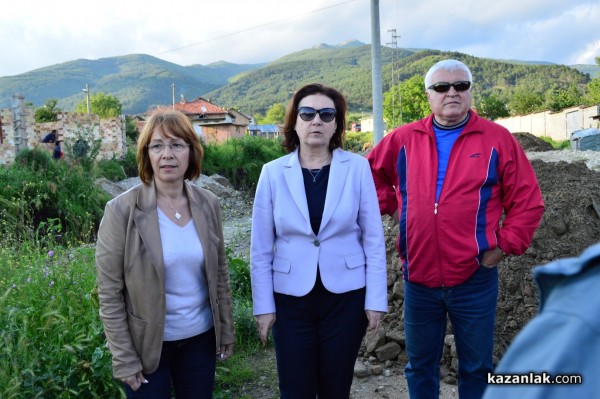 Министър Румяна Бъчварова посети Казанлък и Енина след водните бедствия/Видео/