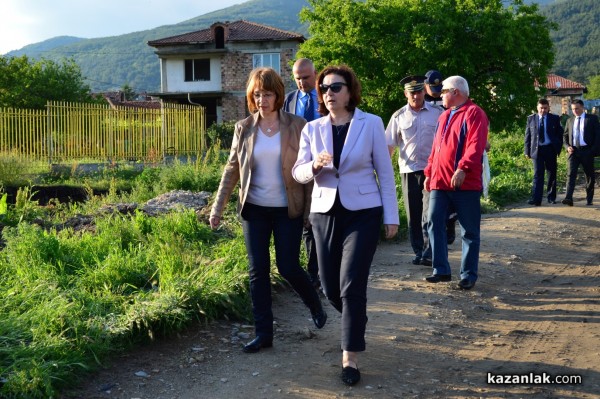Министър Румяна Бъчварова посети Казанлък и Енина след водните бедствия/Видео/