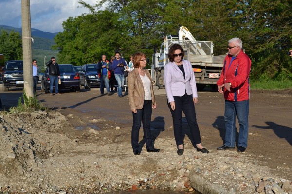 Министър Бъчварова и Кметът на Общината посетиха засегнати от наводненията места в района