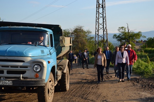 Министър Бъчварова и Кметът на Общината посетиха засегнати от наводненията места в района