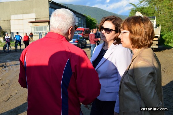 Министър Румяна Бъчварова посети Казанлък и Енина след водните бедствия/Видео/