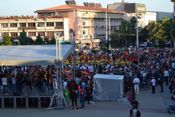 Народни хора огласиха град Казанлък