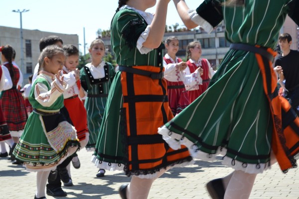 Народни хора огласиха град Казанлък