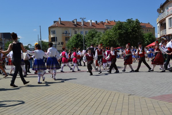 Народни хора огласиха град Казанлък