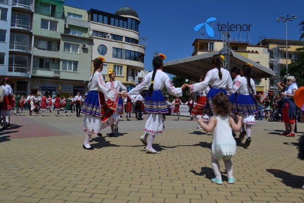 Народни хора огласиха град Казанлък