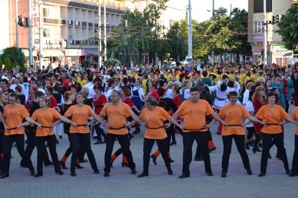 Народни хора огласиха град Казанлък