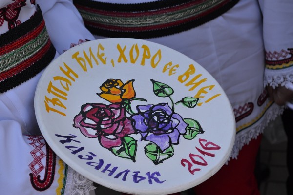 Народни хора огласиха град Казанлък