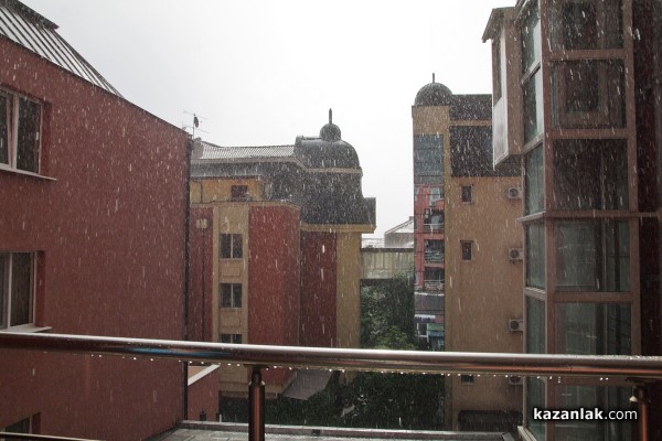 Едновременно градушка, дъжд и слънце в Казанлък