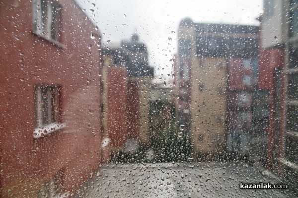 Едновременно градушка, дъжд и слънце в Казанлък