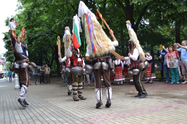 Кукери откриха Улица на занаятите 2016 в центъра на гр. Казанлък