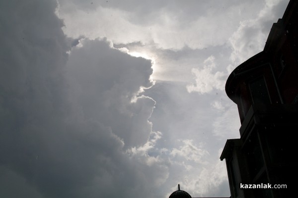 Едновременно градушка, дъжд и слънце в Казанлък