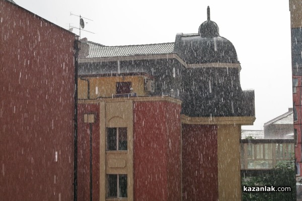 Едновременно градушка, дъжд и слънце в Казанлък