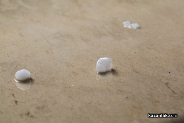 Едновременно градушка, дъжд и слънце в Казанлък