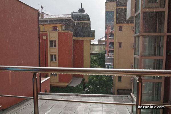 Едновременно градушка, дъжд и слънце в Казанлък