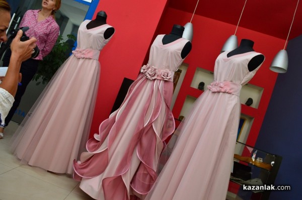 Представиха новите рокли на Царица Роза и подгласничкитe