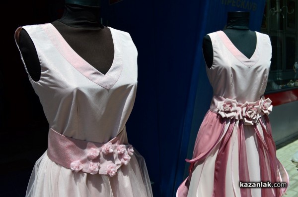 Представиха новите рокли на Царица Роза и подгласничкитe