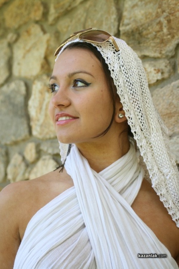 Леля и царица - висшата френска мода с казанлъшки корен