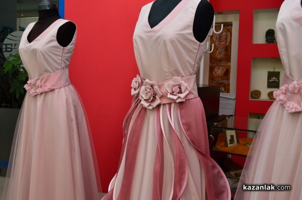 Представиха новите рокли на Царица Роза и подгласничкитe