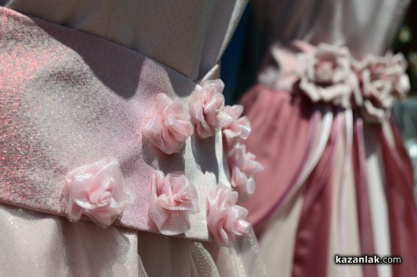 Представиха новите рокли на Царица Роза и подгласничкитe