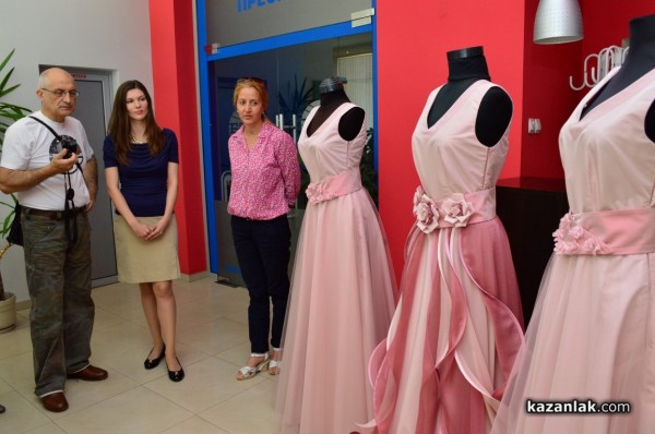 Представиха новите рокли на Царица Роза и подгласничкитe