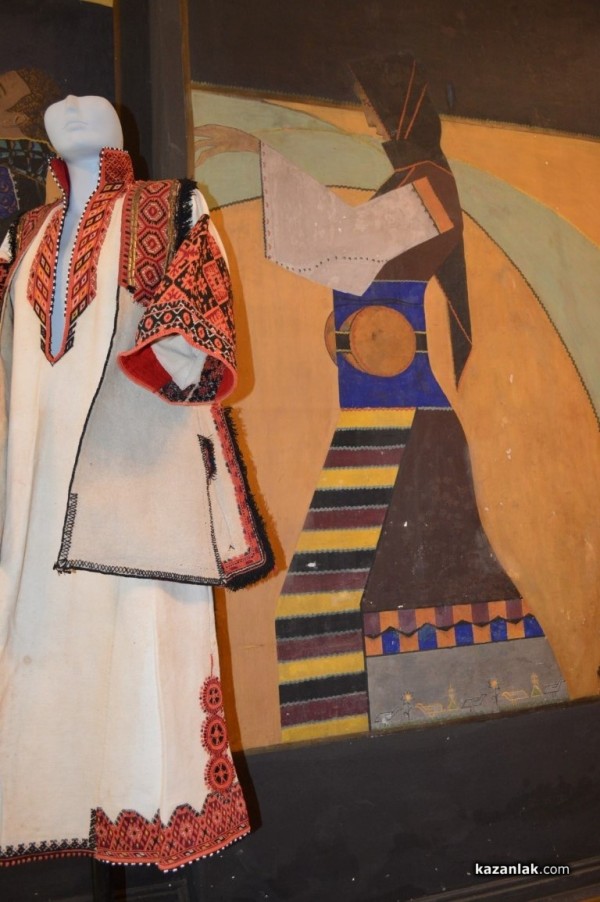 Уникална изложба на автентични носии сред стенописите на Иван Милев