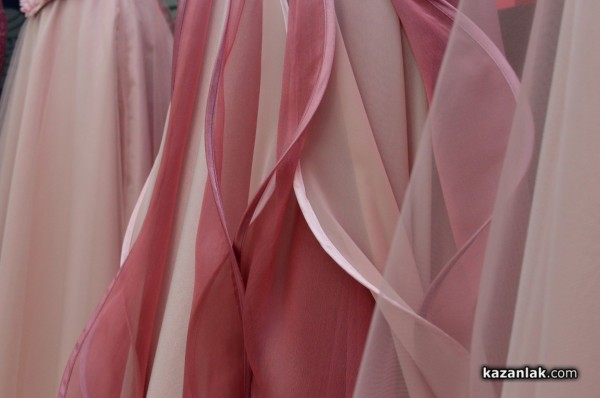 Представиха новите рокли на Царица Роза и подгласничкитe