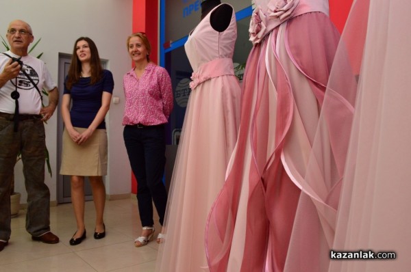 Представиха новите рокли на Царица Роза и подгласничкитe
