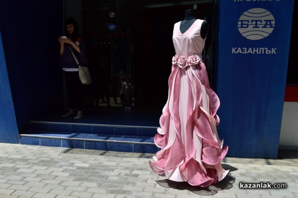 Представиха новите рокли на Царица Роза и подгласничкитe