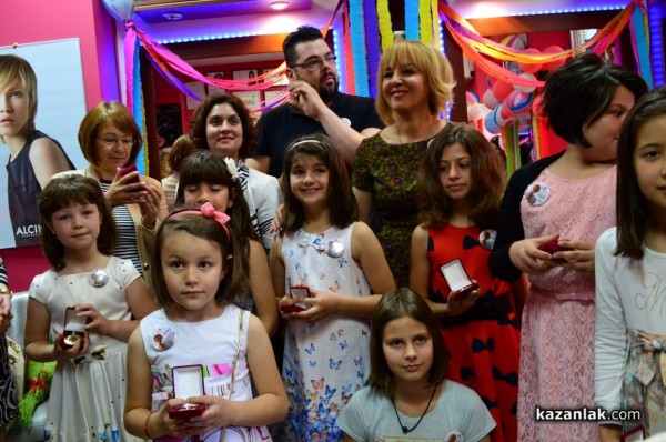 Деца от Казанлък получиха награди “Добро сърце“ от омбудсмана Мая Манолова