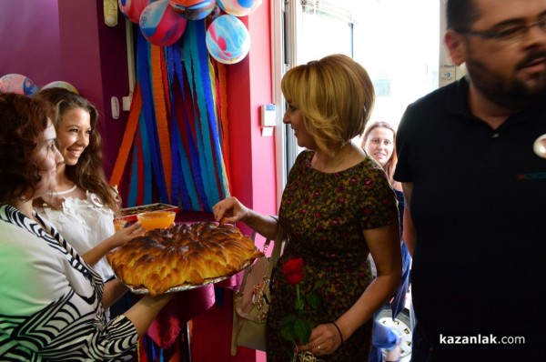 Деца от Казанлък получиха награди “Добро сърце“ от омбудсмана Мая Манолова