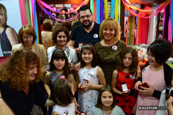 Деца от Казанлък получиха награди “Добро сърце“ от омбудсмана Мая Манолова