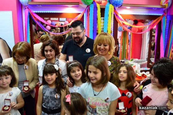 Деца от Казанлък получиха награди “Добро сърце“ от омбудсмана Мая Манолова