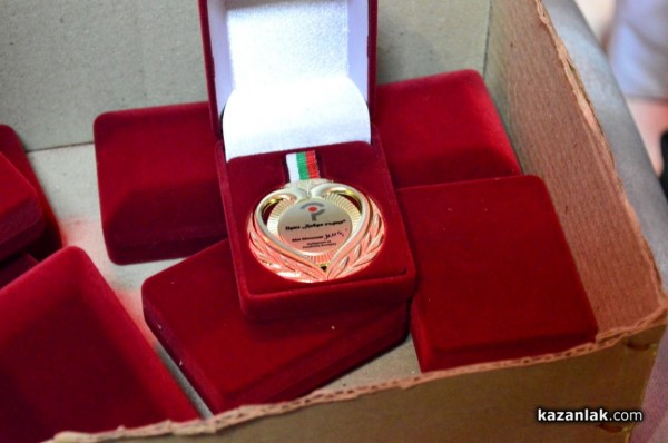 Деца от Казанлък получиха награди “Добро сърце“ от омбудсмана Мая Манолова