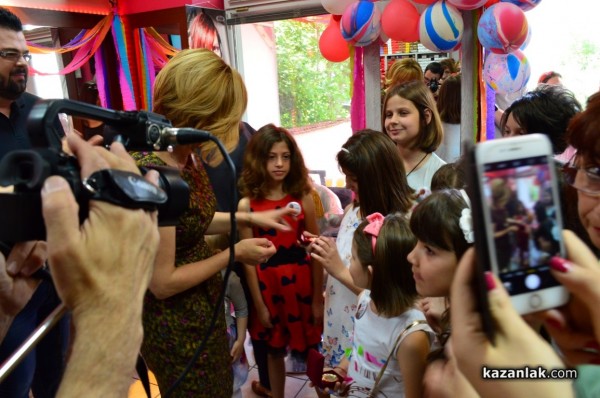 Деца от Казанлък получиха награди “Добро сърце“ от омбудсмана Мая Манолова