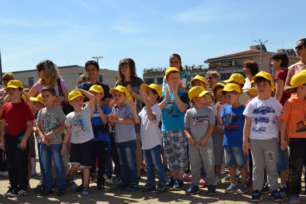 Омбудсманът и Кметът поздравиха казанлъшките деца за 1 юни