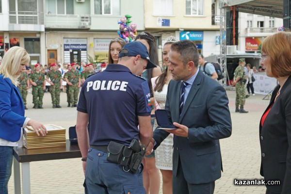 На Празника на Казанлък награди за участвалите в борбата с водната стихия /видео/