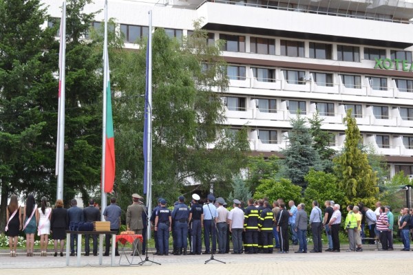 Казанлък аплодира своите герои, заслужили почетното звание на града