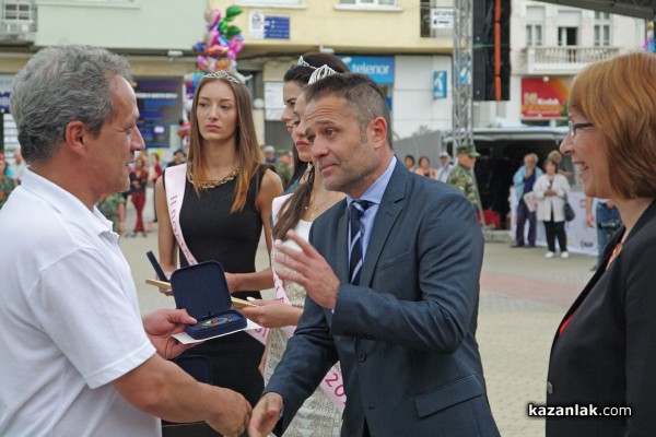 На Празника на Казанлък награди за участвалите в борбата с водната стихия /видео/