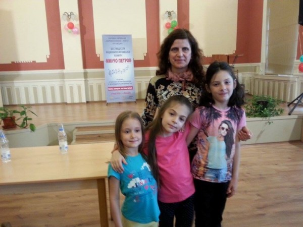 Развитието е предпоставка за успех за пианистите и певиците на НЧ „Възродена Искра”