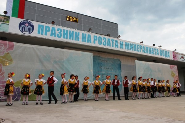 Областният управител откри Празника на Розата и минералната вода в Павел баня