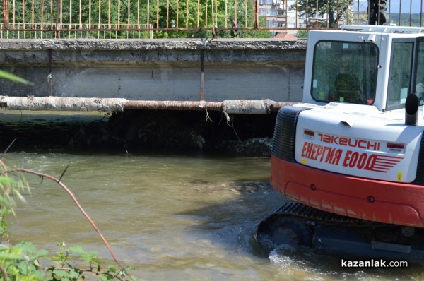 Багер в Старата река