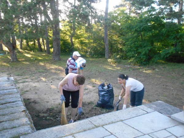 Социалисти почистиха паметника на Георги Димитров на язовира