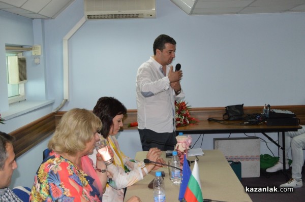 Корнелия Нинова пристигна в Казанлък и се срещна с членове и симпатизанти на БСП